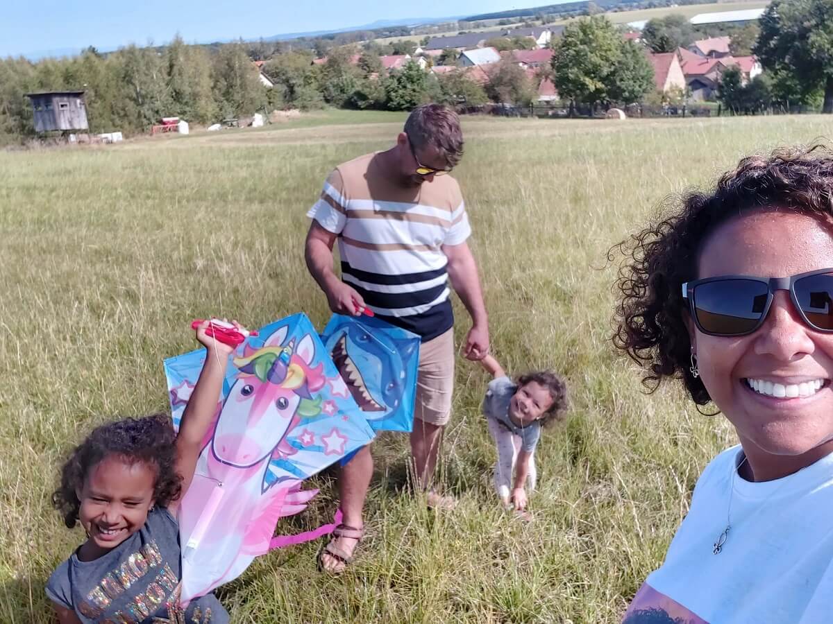 Nathy e la sua famiglia che fanno volare un aquilone