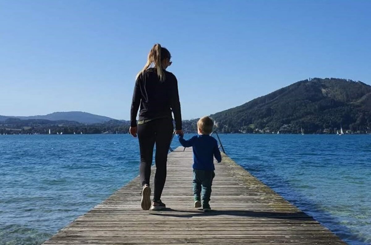 Bára e suo figlio e una bella passeggiata pomeridiana